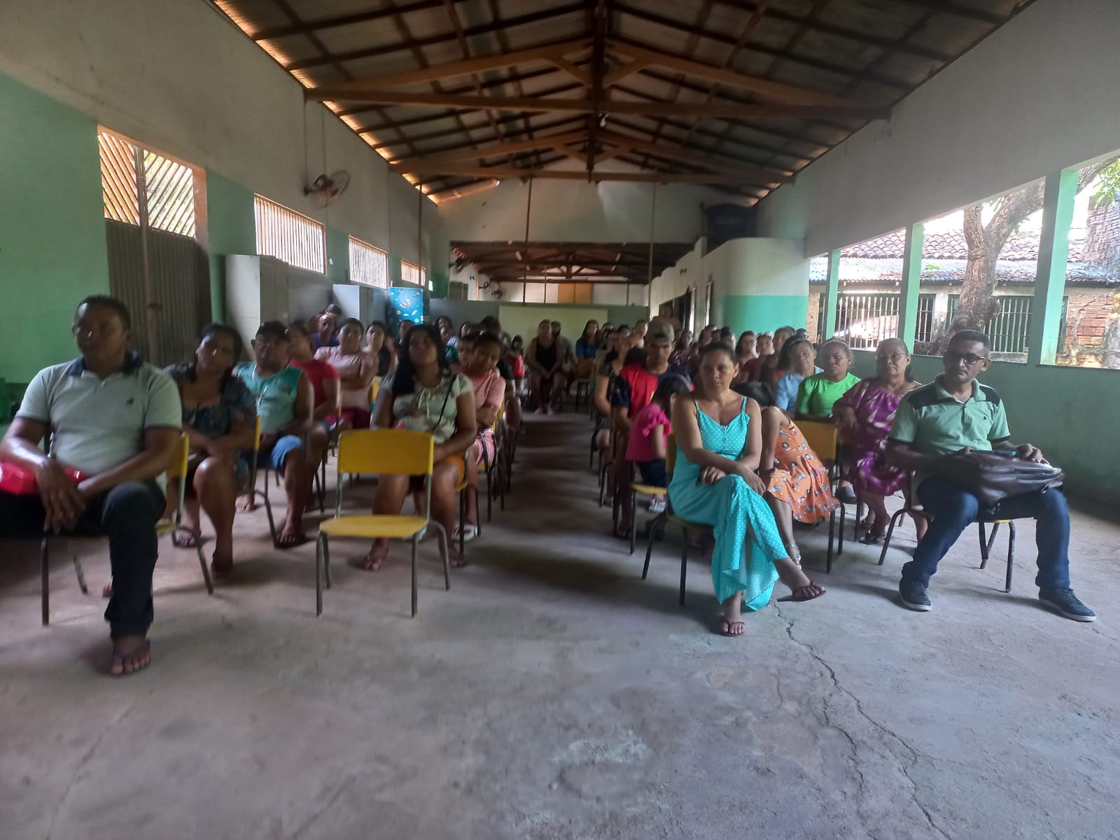 Pais e responsáveis durante reunião escolar